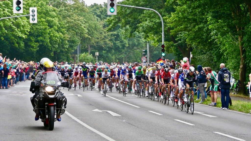 Jonas Martin aperçu avec Valentin Madouas au départ du Tour de France à Montpellier