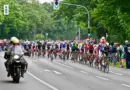 Jonas Martin aperçu avec Valentin Madouas au départ du Tour de France à Montpellier