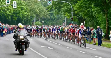Jonas Martin aperçu avec Valentin Madouas au départ du Tour de France à Montpellier